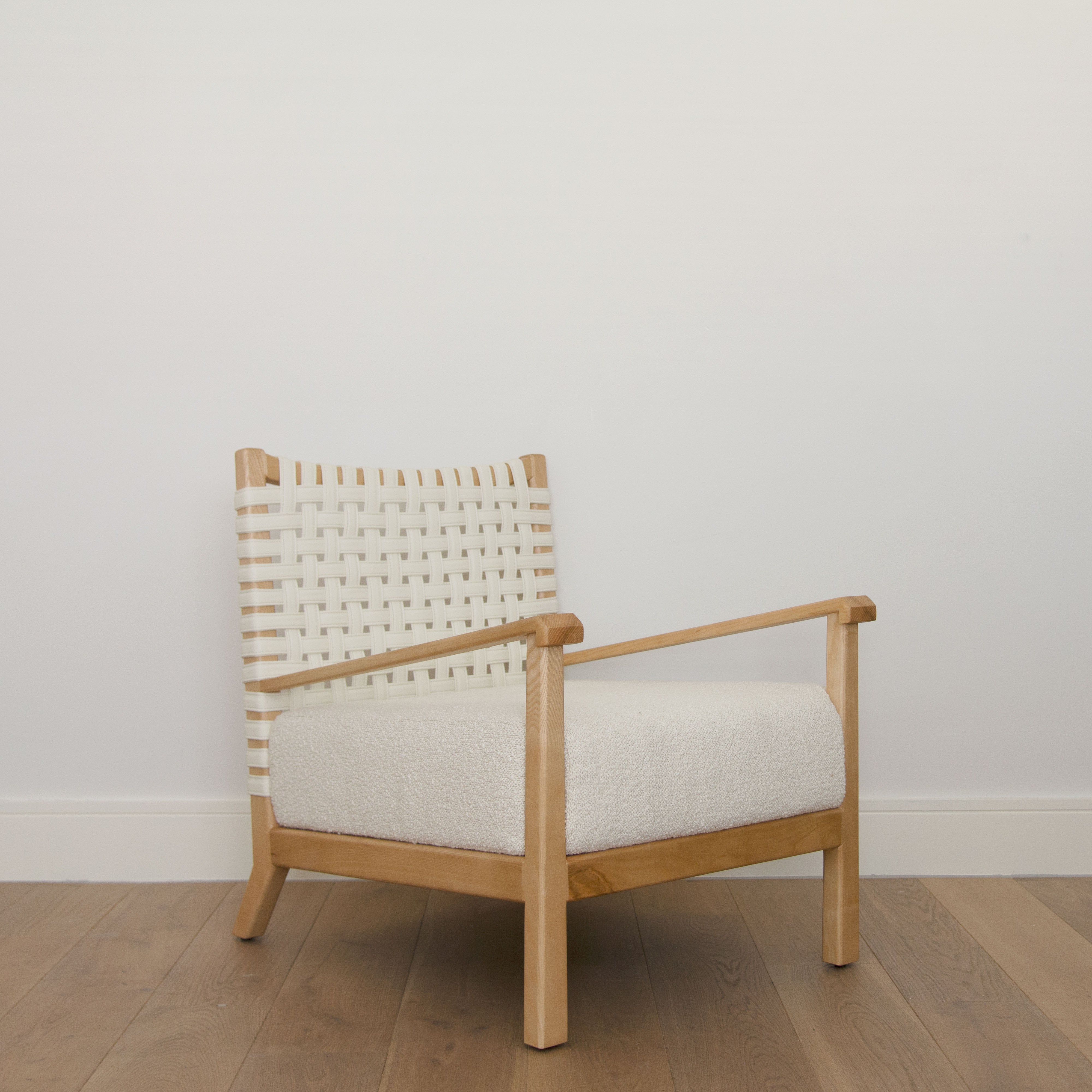 Diagonal view of the Khayni Avon lounge chair