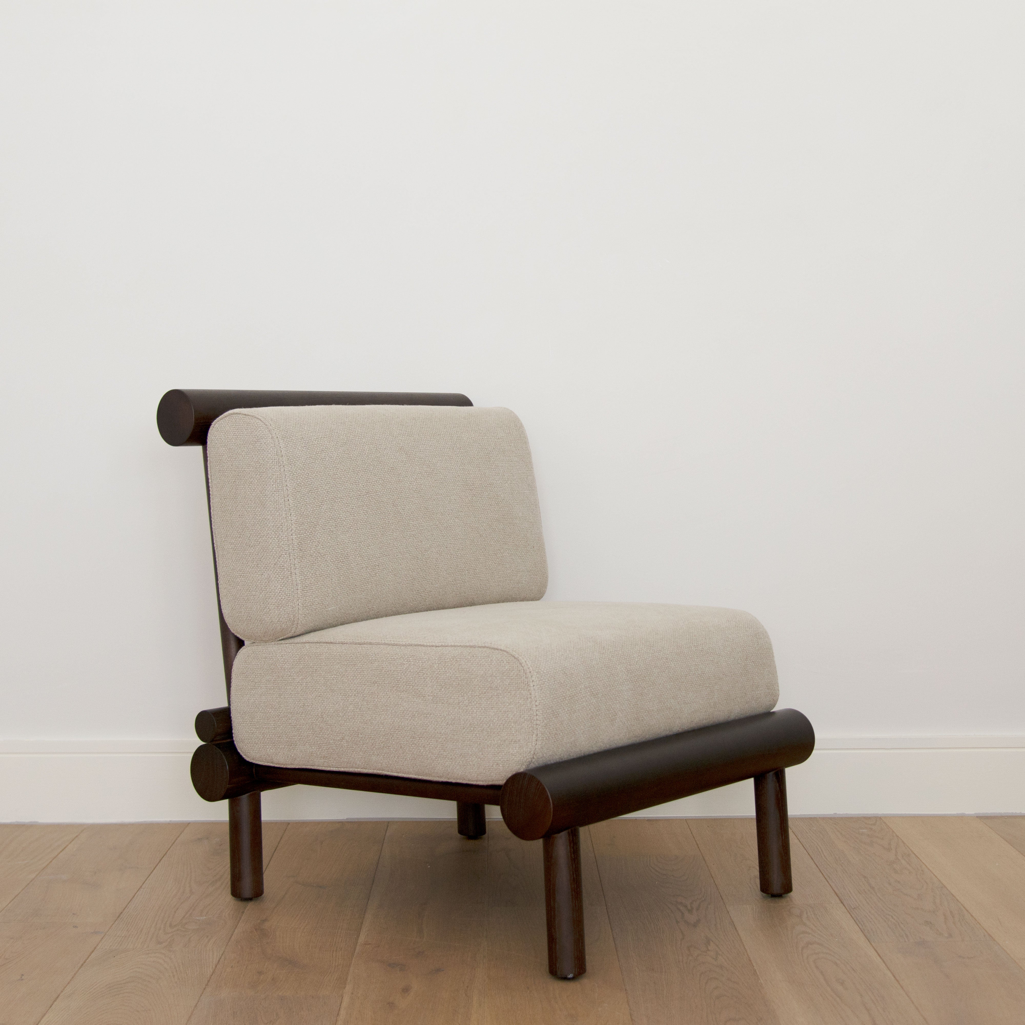 Diagonal view of the Khayni Oren in Soft Clay lounge chair