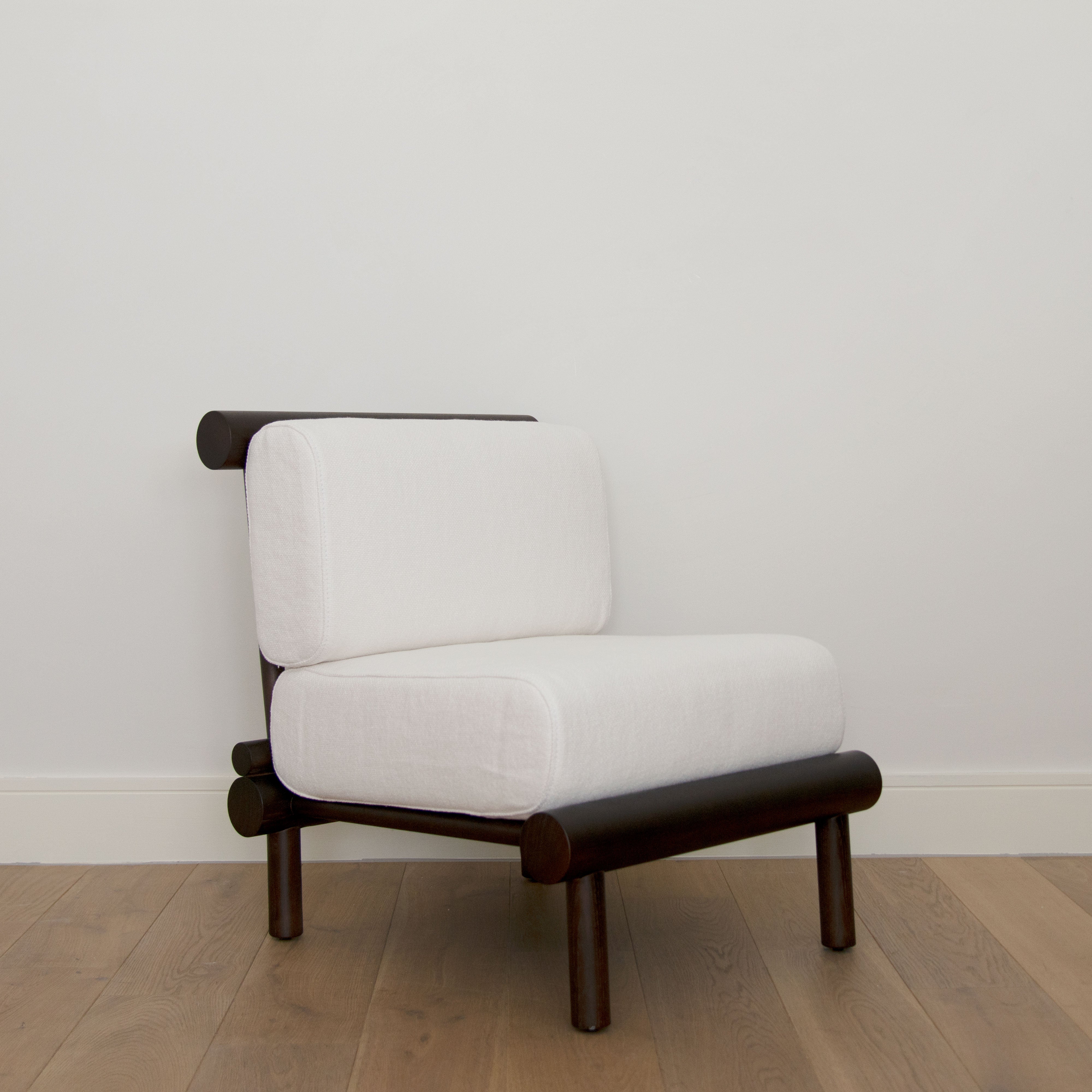 Diagonal view of the Khayni Oren in White lounge chair 